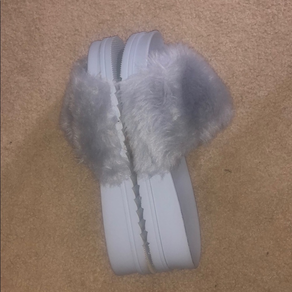 Hardly worn size 8 gray slip on shoes with fur - Picture 5 of 8